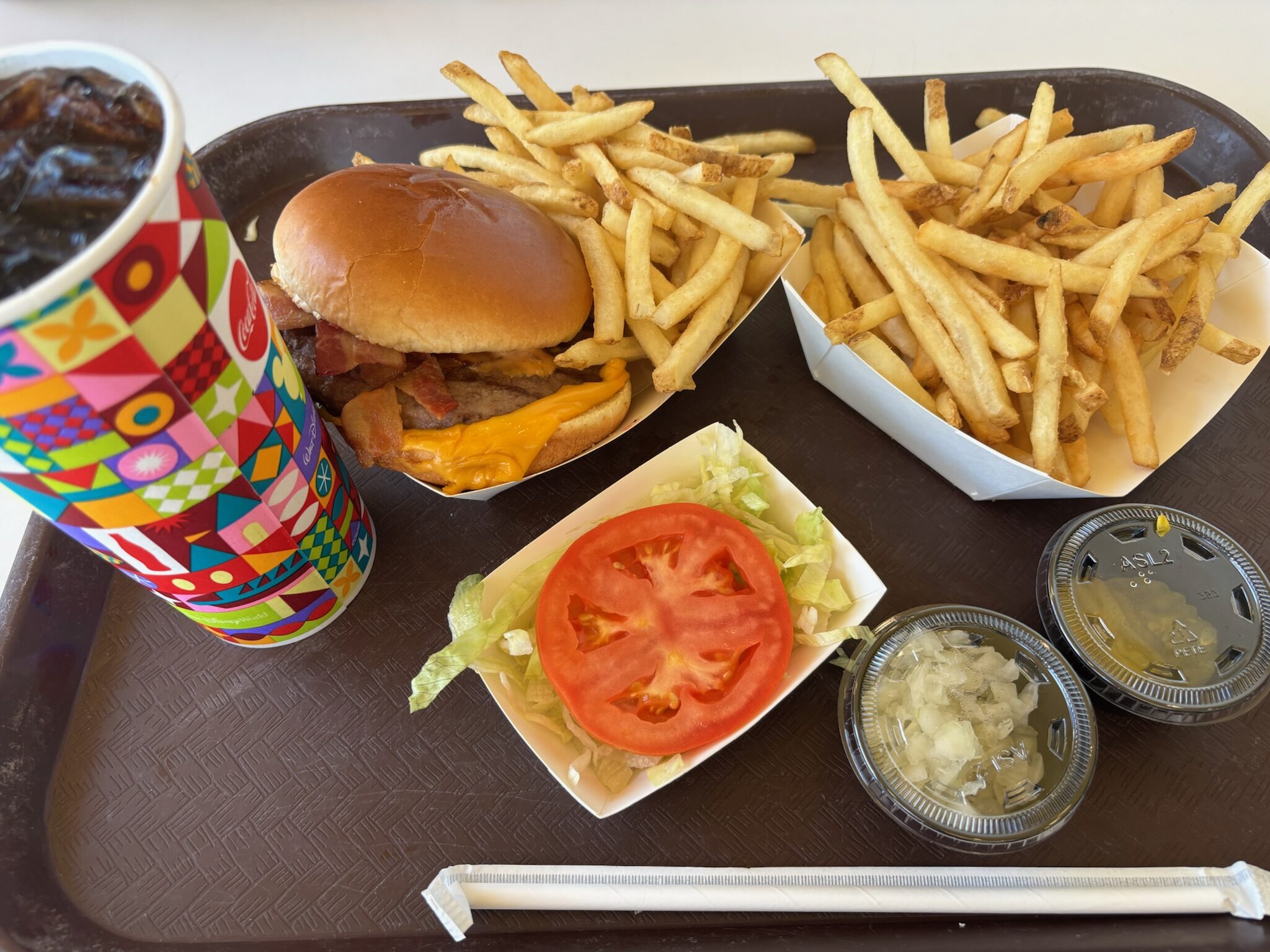クイックサービスのハンバーガーとポテト