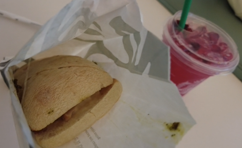 スターバックスで注文した、「Cran-Merry Orange Lemonade Refresher」と「Turkey Pesto Panini」。